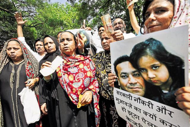 Shehnawaz’s family during a protest to demand compensation from the government in July 2015. (Arun Sharma/HT Photo)