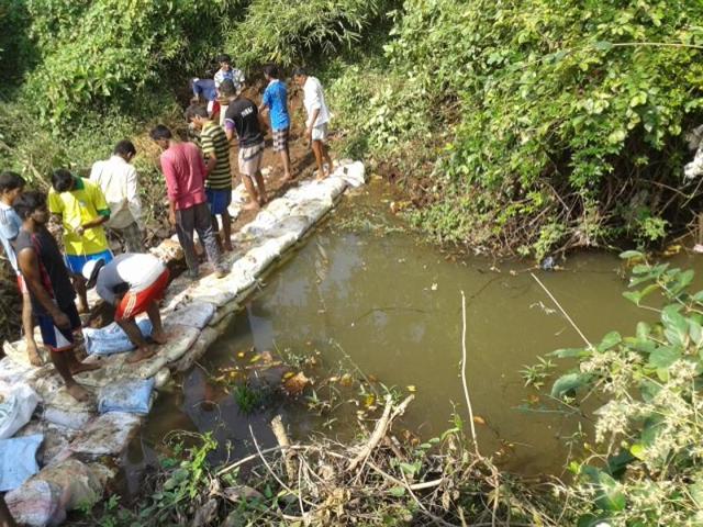 Students of St Paul’s College build a temporary dam at Murbad, Thane.(HT Photo)