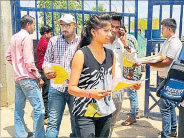 JEE-focussed students say the move to remove Class 12 weightage in ranking has relieved them of the stress to score high in Class 12 and instead focus on preparing for the competitive exam. (HT file photo) JEE-focussed students say the move to remove Class 12 weightage in ranking has relieved them of the stress to score high in Class 12 and instead focus on preparing for the competitive exam. (HT file photo)