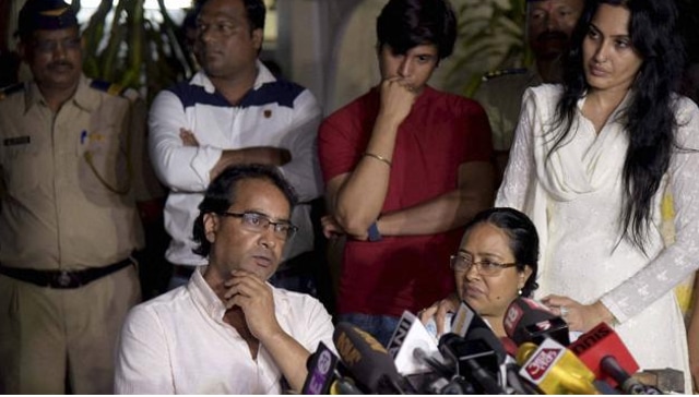 Pratyusha Banerjee’s parents with actor Kamya Punjabi (extreme right).