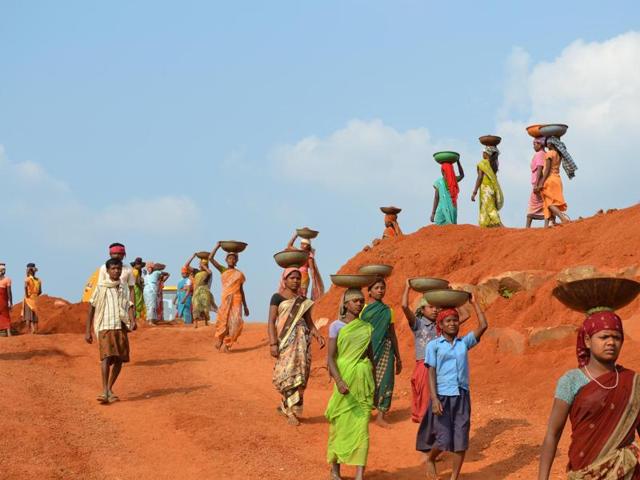 The MGNREGA website shows that at the end of 2015-16, 25 out of 29 states in India had a negative balance and had no money to even pay the outstanding dues, leave alone open new works.(HT Photo)