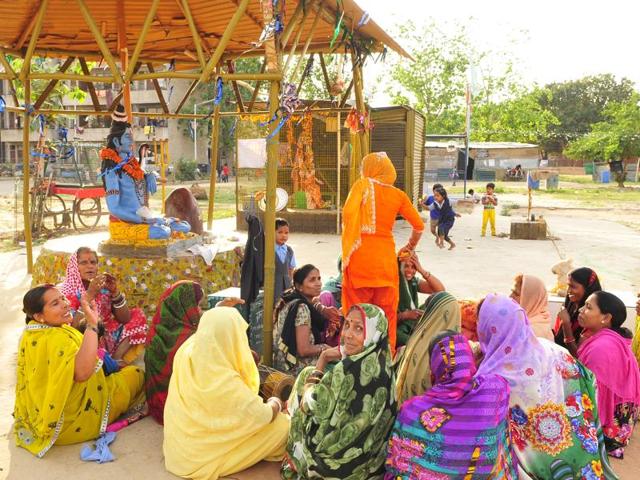 At the municipal park in Dhanas, women routinely hold a ‘kirtan’ (prayer) next to some Hindu idols.(Keshav Singh/HT)