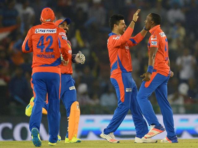 Gujarat Lions bowler Dwayne Bravo (R) celebrates with teammates. (AFP Photo) 