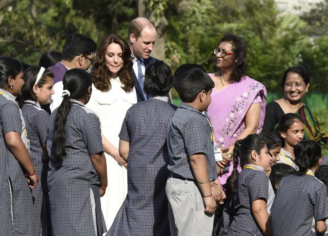 The couple interact with the students of the Bharatiya Vidya Bhawan school after visiting Gandhi Smiriti, a museum dedicated to Mahatma Gandhi in Delhi. (Arvind Yadav/ HT photo)