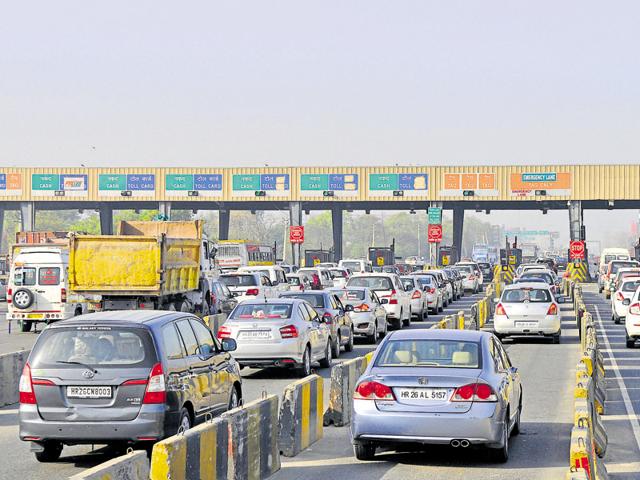 There are no dedicated lanes for smart tag users at the Kherki Daula toll plaza.(Abhinav Saha/HT Photo)