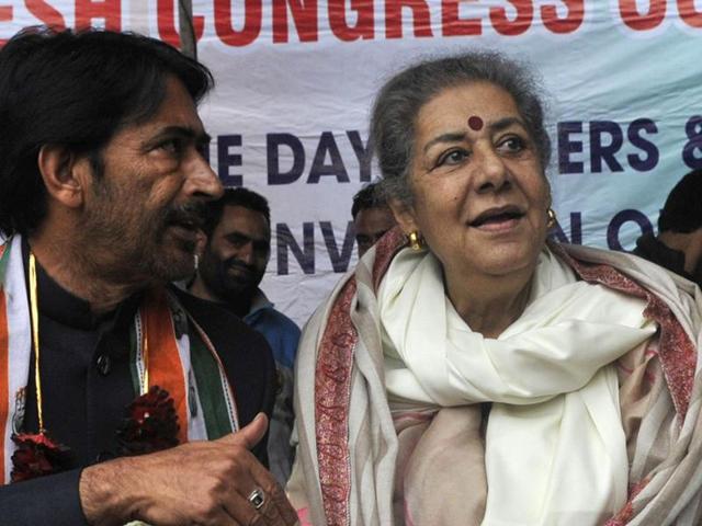 Congress general secretary Ambika Soni, in-charge of Jammu and Kashmir party affairs, with state unit leaders in Srinagar on Monday. (Waseem Andrabi/ HT Photo) Congress general secretary Ambika Soni, in-charge of Jammu and Kashmir party affairs, with state unit leaders in Srinagar on Monday. (Waseem Andrabi/ HT Photo)