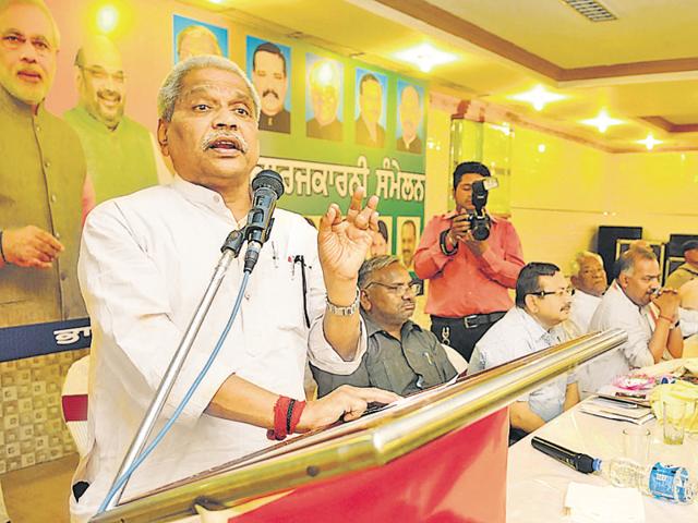 Punjab BJP affairs in-charge Prabhat Jha addressing party workers in Jalandhar on Sunday. (HT Photo)