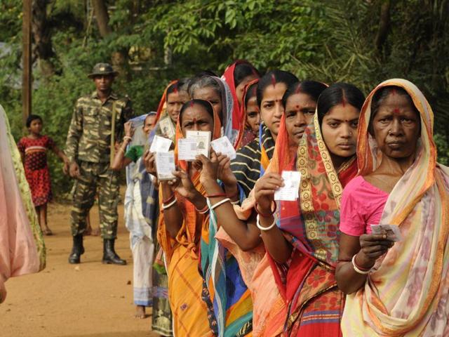 Notwithstanding the sweltering heat, 60% of the nearly 70 lakh voters turned out till 1 p.m. on Monday to cast their ballot in 31 constituencies, in the second part of the first phase of the West Bengal assembly polls. (Hindustan Times) Notwithstanding the sweltering heat, 60% of the nearly 70 lakh voters turned out till 1 p.m. on Monday to cast their ballot in 31 constituencies, in the second part of the first phase of the West Bengal assembly polls. (Hindustan Times)