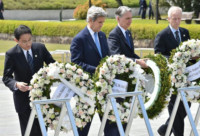 Japan's foreign minister Fumio Kishida, US secretary of state John Kerry, British foreign secretary Philip Hammond and Canada's foreign minister Stephane Dion offer wreaths at the Memorial Cenotaph. (AFP Photo) Japan's foreign minister Fumio Kishida, US secretary of state John Kerry, British foreign secretary Philip Hammond and Canada's foreign minister Stephane Dion offer wreaths at the Memorial Cenotaph. (AFP Photo)