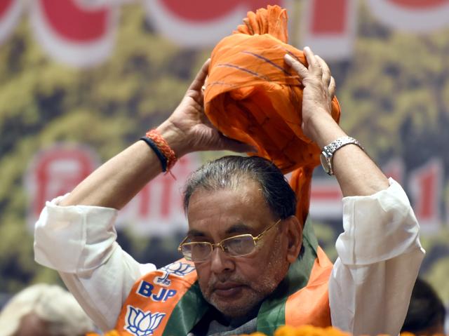 Union agriculture minister Radha Mohan Singh’s helicopter trip in drought-hit Maharashtra kicked up a storm after a BJP worker alleging that 10,000 litres of water was used to prepare a makeshift helipad. (Sonu Mehta/HT Photo) Union agriculture minister Radha Mohan Singh’s helicopter trip in drought-hit Maharashtra kicked up a storm after a BJP worker alleging that 10,000 litres of water was used to prepare a makeshift helipad. (Sonu Mehta/HT Photo)
