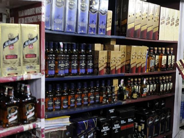 A Jharkhand minister demanded a ban on sale and consumption of liquor in the state. (HT File Photo) A Jharkhand minister demanded a ban on sale and consumption of liquor in the state. (HT File Photo)