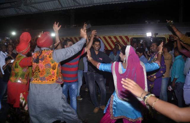 The journey began with loud cheers and a band performance from Kurla station around 11.30pm. (Prashant Waydande/HT)