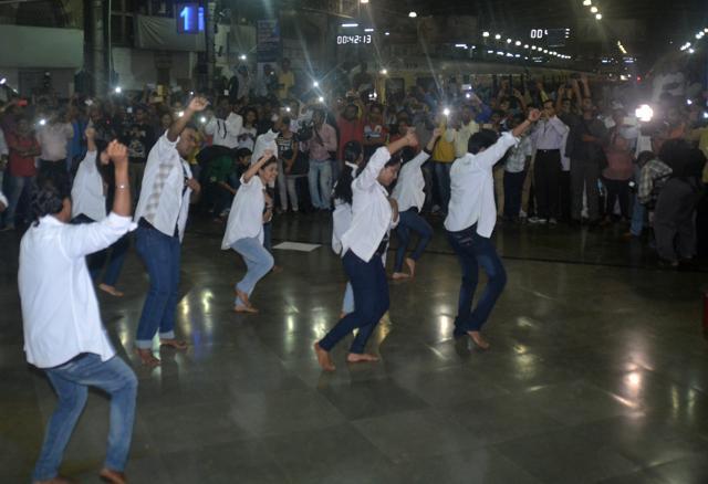 The CR gave a grand farewell to the last DC local between Kurla and CST stations. (Prashant Waydande/HT)