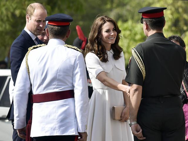 Prince William, and his wife, the Duchess of Cambridge, at India Gate. (Ajay Aggarwal/ HT photo)