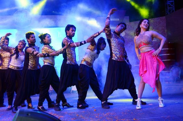 Sunny Leone will soon be seen with Shah Rukh Khan in a Raess song. (IANS)