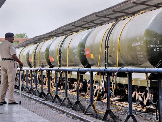 A policeman stand guards near a train loading water for drought-affected Latur district from Miraj railway station near Sangli.(PTI)