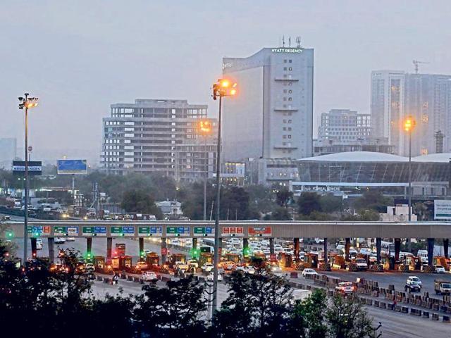 Experts say the chaos at the toll plaza is the reason that Manesar, which was expected to attract IT companies in NCR towns, failed to do so. (Abhinav Saha/HT Photo)