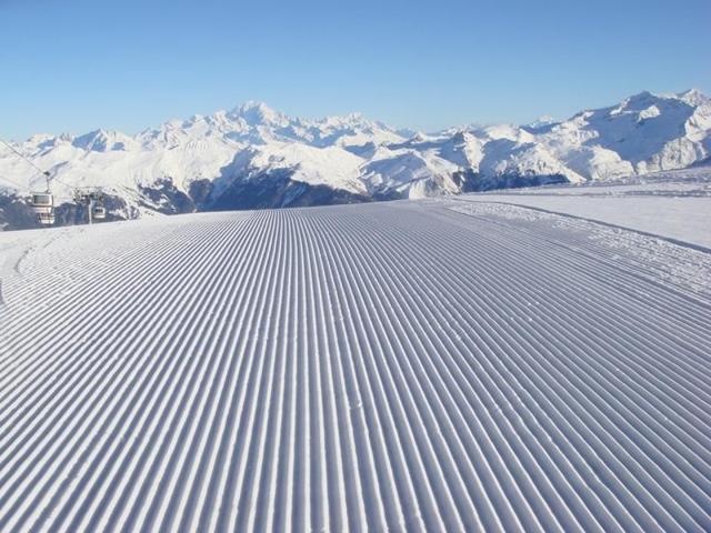 The resort offers plenty of scope for skiers of all grades with miles of carefully maintained pistes.   (courchevel.com) 