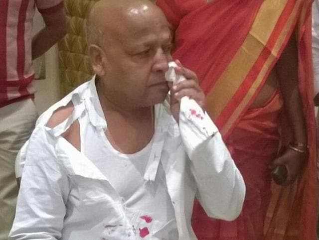 Congress MLA Gopaldas Agrawal was assaulted by BJP councillor Shiv Sharma in Gondia on Saturday. (HT photo) Congress MLA Gopaldas Agrawal was assaulted by BJP councillor Shiv Sharma in Gondia on Saturday. (HT photo)