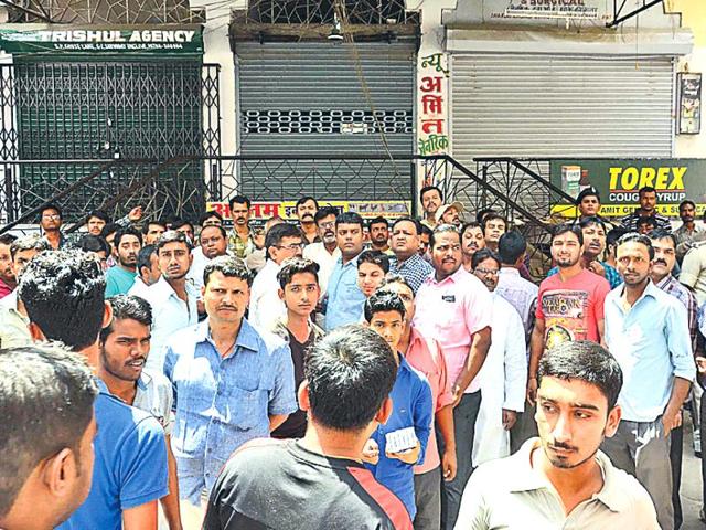 Agitated over the medicine trader’s murder in Patna, businessmen pulled down their shutters on Monday.(HT Photo) Agitated over the medicine trader’s murder in Patna, businessmen pulled down their shutters on Monday.(HT Photo)