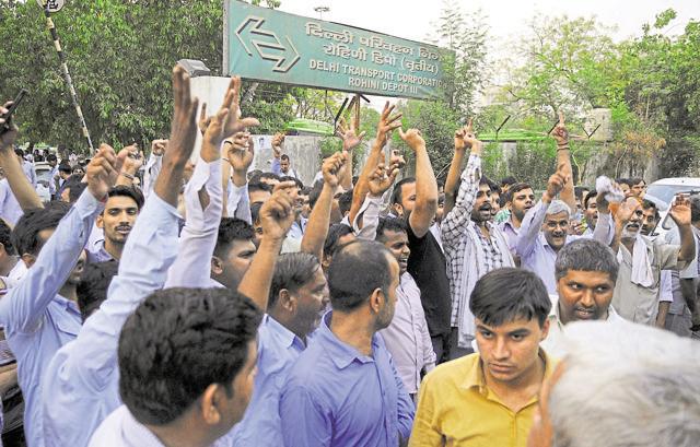 Delhi Transport Corporation officials protest after Ashok Kumar was beaten to death. (Sonu Mehta/HT File Photo)