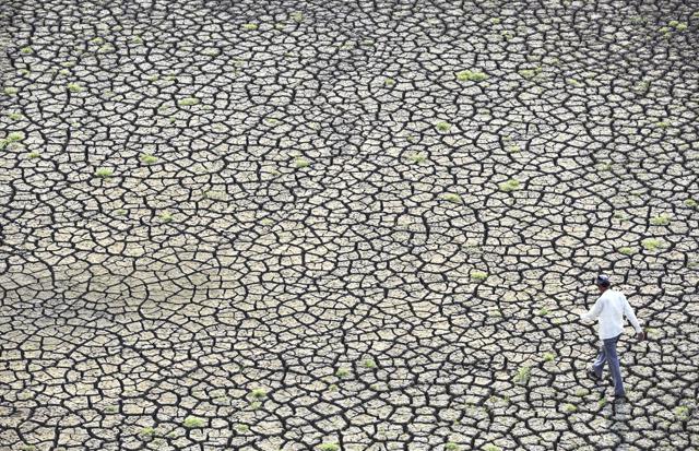 Latur city in Maharashtra’s Marathwada region is battling the worst drought ever and can barely manage to meet the drinking water needs of its five lakh residents, with just about 1% storage water remaining in the reservoirs. (Anshuman Poyrekar/HT Photo) Latur city in Maharashtra’s Marathwada region is battling the worst drought ever and can barely manage to meet the drinking water needs of its five lakh residents, with just about 1% storage water remaining in the reservoirs. (Anshuman Poyrekar/HT Photo)