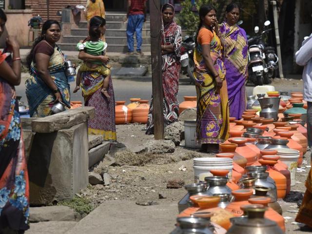 People lined up their pots to collect drinking water from government boring in Latur.(Arijit Sen/ HT Photo)