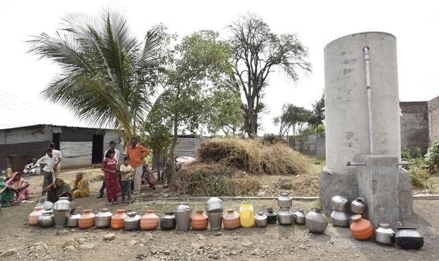 The ‘water train’ took 18 hours to reach Latur from Miraj in western Maharashtra. (Anshuman Poyrekar/HT Photo) The ‘water train’ took 18 hours to reach Latur from Miraj in western Maharashtra. (Anshuman Poyrekar/HT Photo)