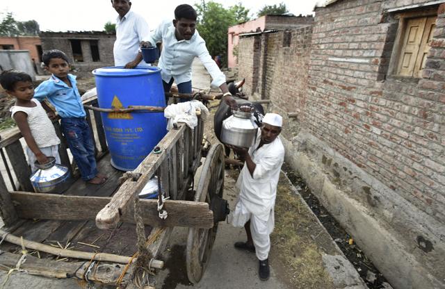 The experiment, which had to be undertaken in the absence of a distribution system between Krishna Valley and Marathwada region, will come as relief to Latur residents. (Anshuman Poyrekar/HT Photo) The experiment, which had to be undertaken in the absence of a distribution system between Krishna Valley and Marathwada region, will come as relief to Latur residents. (Anshuman Poyrekar/HT Photo)