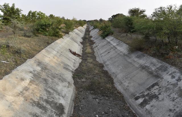 Dried canals of the Manjara Dam Project ,Dhanegaon which comes under Beed and Usmanabad and supplies 9 nearby regions, from where Latur gets its water supply. (Anshuman Poyrekar/HT Photo) Dried canals of the Manjara Dam Project ,Dhanegaon which comes under Beed and Usmanabad and supplies 9 nearby regions, from where Latur gets its water supply. (Anshuman Poyrekar/HT Photo)