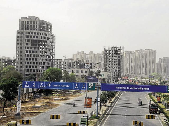 The real estate in Manesar has been hit by frequent jams at the Kherki Daula toll plaza. Realtors say not many buyers are interested in investing in the area. (Parveen Kumar/HT Photo)