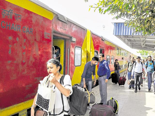 Weekend commuters--from Gurgaon and Delhi to Jaipur--prefer the double-decker train to avoid the rush at Kherki Daula toll plaza. (Parveen Kumar/HT Photo)