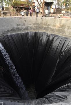 Officials pour water in a privately-owned well near the Latur railway station. (Anshuman Poyrekar/HT Photo) Officials pour water in a privately-owned well near the Latur railway station. (Anshuman Poyrekar/HT Photo)
