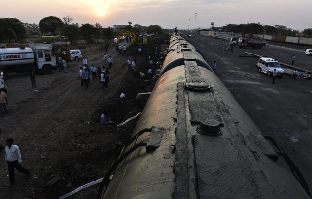 The water train with 10 wagons left from Miraj in western Maharashtra at around 11am on Monday and reached Latur at 5am on Tuesday, taking 18 hours to traverse a distance of around 350 kilometres. (Anshuman Poyrekar/HT Photo) The water train with 10 wagons left from Miraj in western Maharashtra at around 11am on Monday and reached Latur at 5am on Tuesday, taking 18 hours to traverse a distance of around 350 kilometres. (Anshuman Poyrekar/HT Photo)