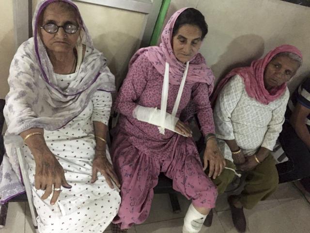 82-year-old Sarti Devi (centre), wife of 1971 Indo-Pak war martyr Hawaldar Kartar Singh, was beaten by a mob of neighbouring villagers led by a dreaded criminal in Gurgaon on Monday. (HT Photo) 82-year-old Sarti Devi (centre), wife of 1971 Indo-Pak war martyr Hawaldar Kartar Singh, was beaten by a mob of neighbouring villagers led by a dreaded criminal in Gurgaon on Monday. (HT Photo)