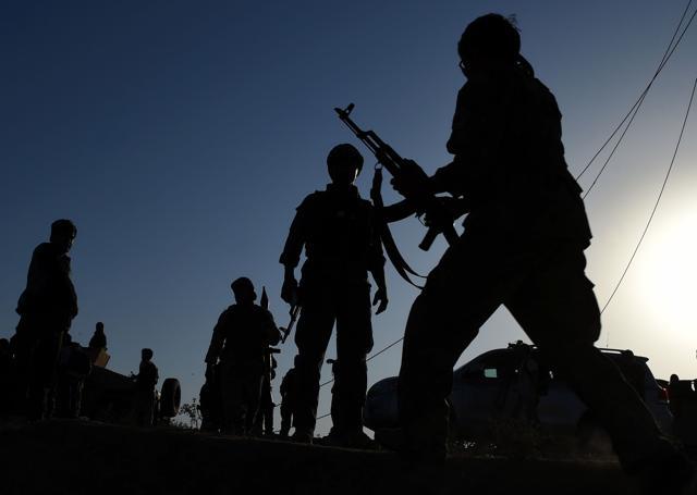 This file photograph taken on October 1, 2015, shows Afghan military personnel walking near the airport during fighting between Taliban militants and Afghan security forces in Kunduz. (AFP file photo) This file photograph taken on October 1, 2015, shows Afghan military personnel walking near the airport during fighting between Taliban militants and Afghan security forces in Kunduz. (AFP file photo)