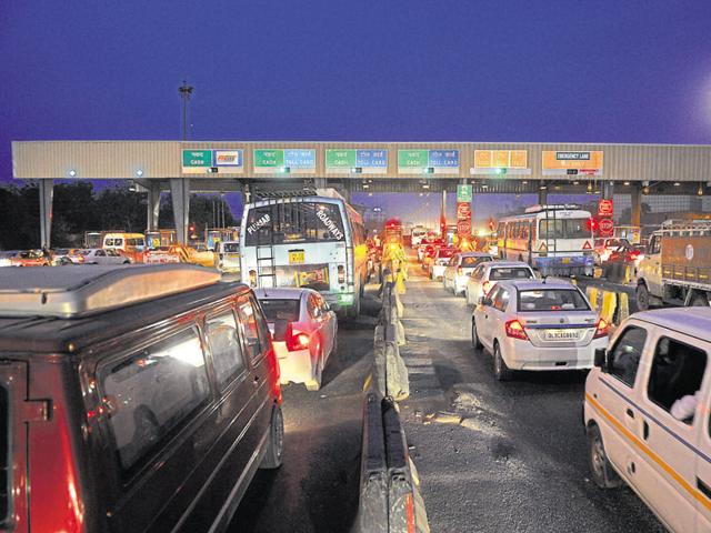 In the absence of separate lanes for commercial and private vehicles, commuters get stuck in long queues. (Abhinav Saha/HT Photo)