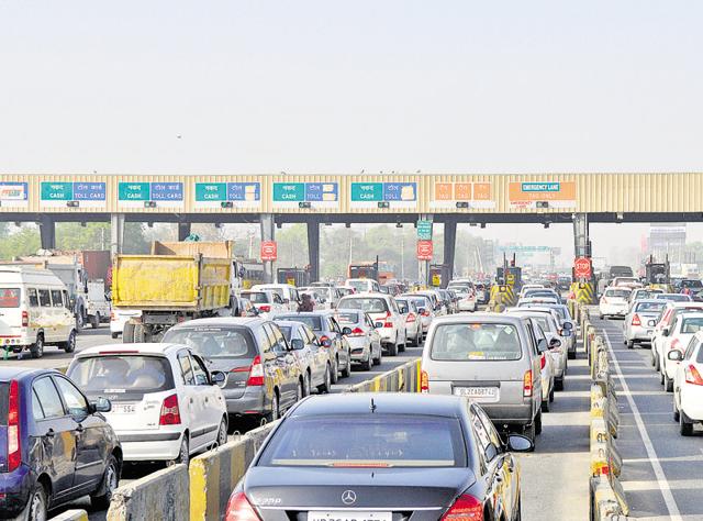 Vehicles crawl in front of a toll plaza near Gurgaon on NH8.(Abhinav Saha/HT Photo) Vehicles crawl in front of a toll plaza near Gurgaon on NH8.(Abhinav Saha/HT Photo)