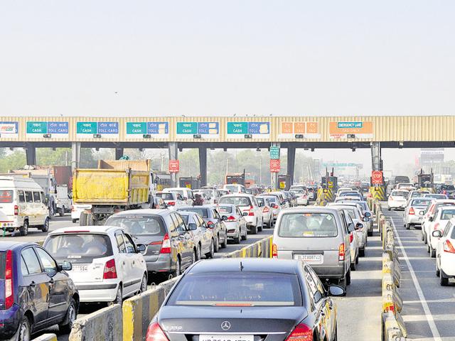Long queues and chaotic traffic have become an everyday affair at Kherki Daula toll plaza. (Abhinav Saha/HT Photo)