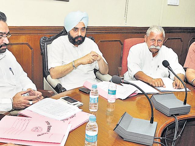 Mayor Amarinder Singh Bajaj addressing the finance and contract committee meeting at the MC Office in Patiala on Monday. (Bharat Bhushan/HT) Mayor Amarinder Singh Bajaj addressing the finance and contract committee meeting at the MC Office in Patiala on Monday. (Bharat Bhushan/HT)