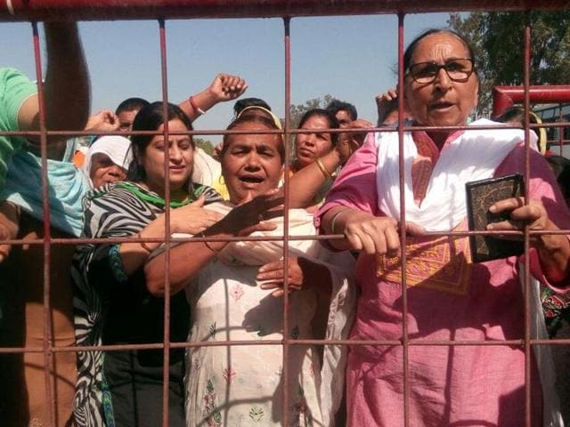 Dalbir Kaur, sister of Sarabjit Singh (right), another Indian terror convict murdered earlier in a Pakistani jail, joined Kirpals’s sister in demanding an inquiry into the matter.(HT Photo)