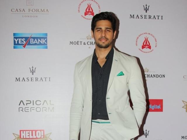 Sidharth Malhotra in a cream jacked with teal-coloured pocket square. (IANS) Sidharth Malhotra in a cream jacked with teal-coloured pocket square. (IANS)