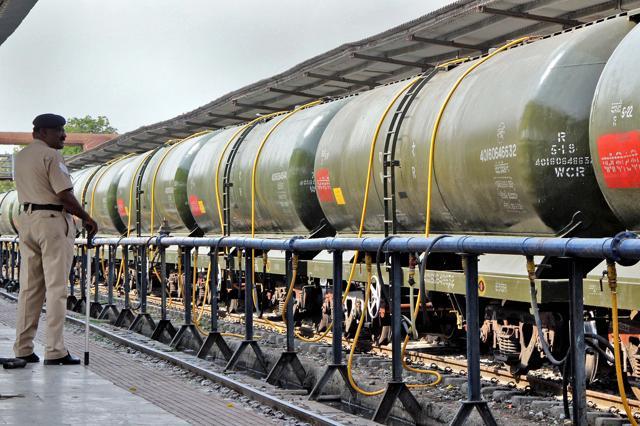 A policeman stands guard near the train carrying water for Latur. (UDAY DEOLEKAR/HT Photo) A policeman stands guard near the train carrying water for Latur. (UDAY DEOLEKAR/HT Photo)