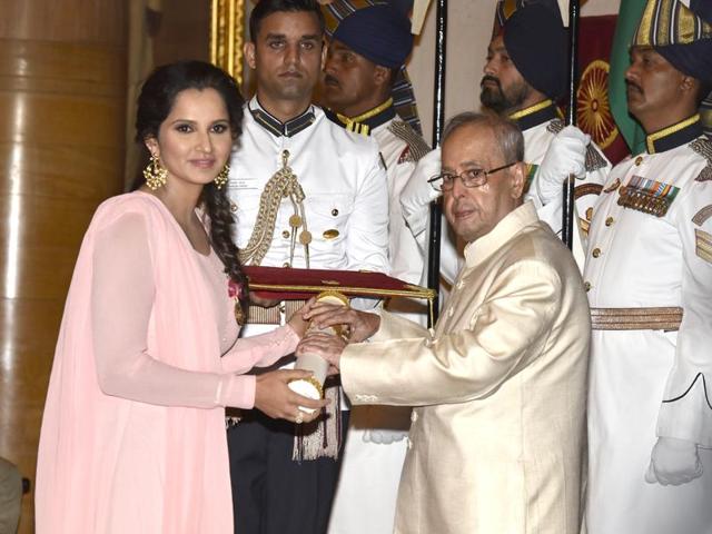 Tennis star Sania Mirza receives the Padma Bhushan in New Delhi. (Arvind Yadav/ HT Photo) Tennis star Sania Mirza receives the Padma Bhushan in New Delhi. (Arvind Yadav/ HT Photo)