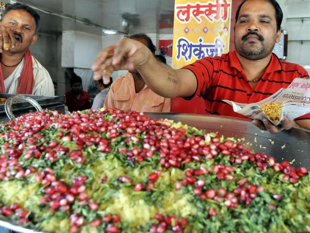 A man serving poha in Indore.(Arun Mondhe/HT photo) A man serving poha in Indore.(Arun Mondhe/HT photo)