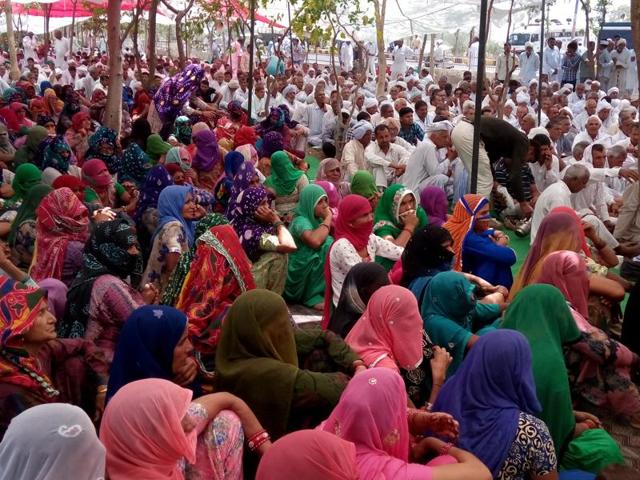 Members of the Jat community gathered under the banner of All India Jat Aarakshan Sangharsh Samiti, near the deputy commissioner’s officer in Fatehabad on Wednesday.(HT photo) Members of the Jat community gathered under the banner of All India Jat Aarakshan Sangharsh Samiti, near the deputy commissioner’s officer in Fatehabad on Wednesday.(HT photo)