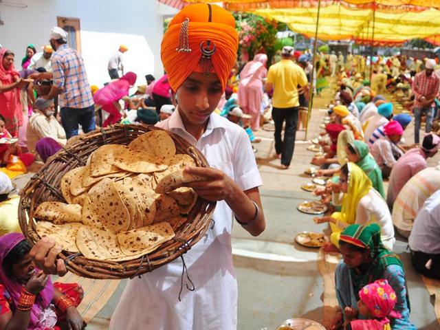 Langar being distributed at a gurdwara on Wednesday. (HT Photo)