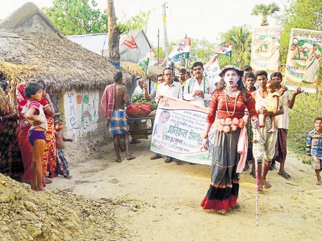 Bohurupis have become an integral part of TMC’s campaign, performing skits to attract crowds during the party’s rallies.(HT photo)