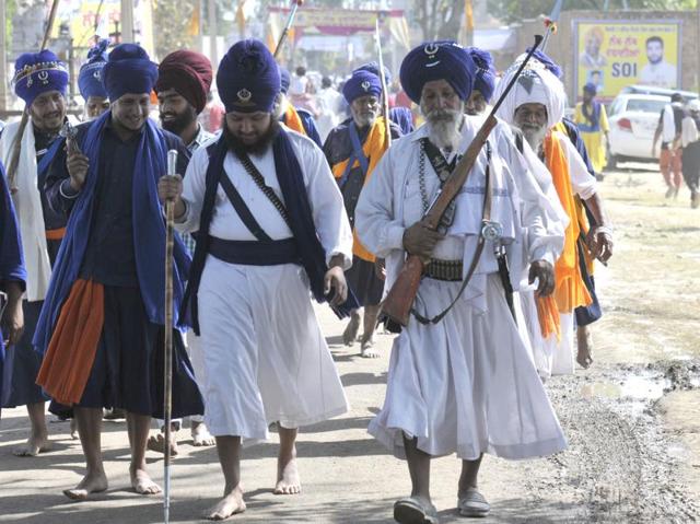 Nihangs on their way to pay their obeisance at Takht Damdama Sahib gurdwara in Talwandi Sabo on Wednesday. (Ravi Kumar/HT)