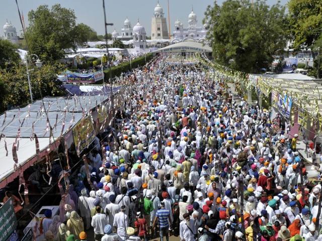 People await in queues to pay obeisance at Takht Damdama Sahib gurdwara. (Ravi Kumar/HT)